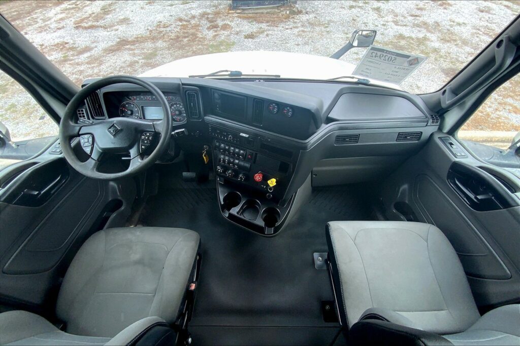 2023 INT LT625 6×4 Sleeper