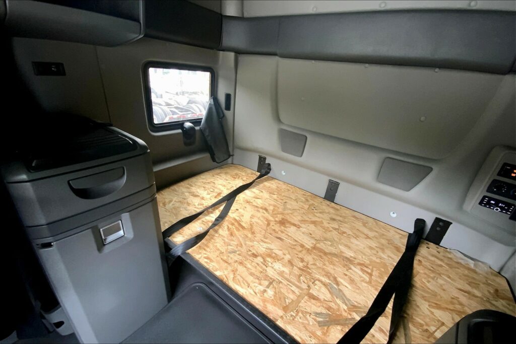 2023 INT LT625 6×4 Sleeper