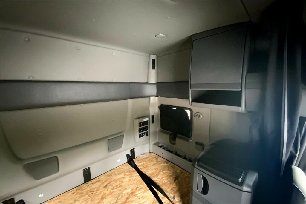 2023 INT LT625 6×4 Sleeper