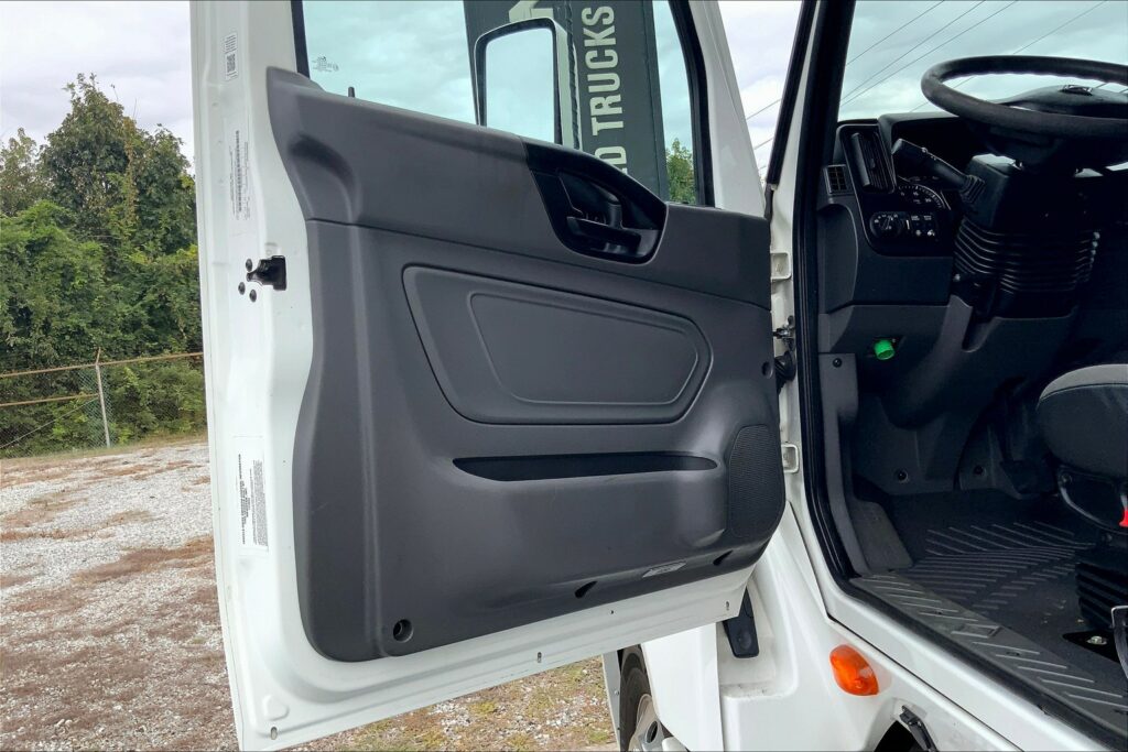 2023 INT LT625 6×4 Sleeper