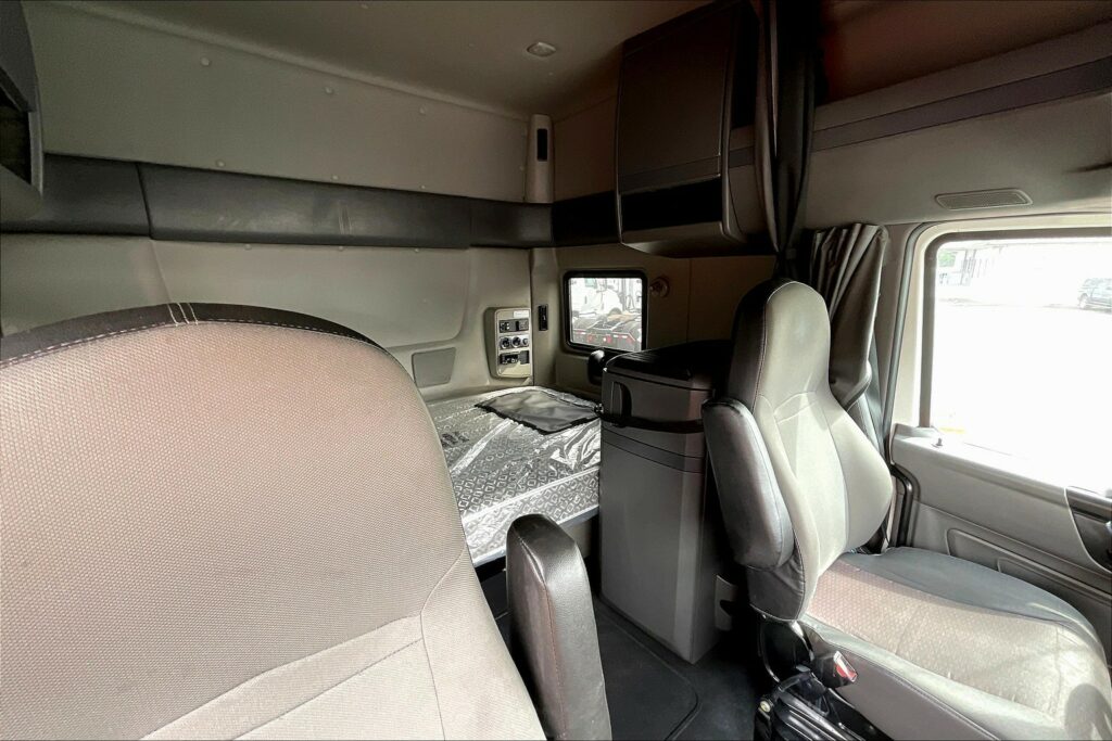 2022 INT LT625 6×4 Sleeper