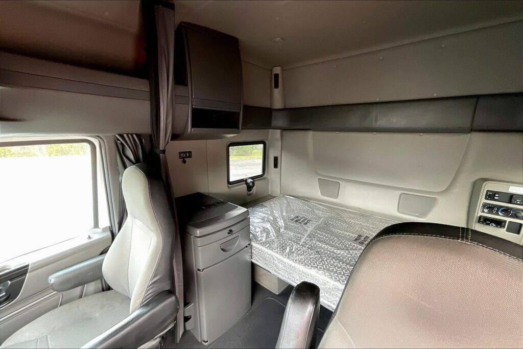 2022 INT LT625 6×4 Sleeper