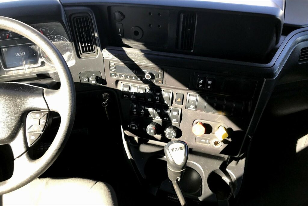 2022 INT LT625 6×4 Sleeper