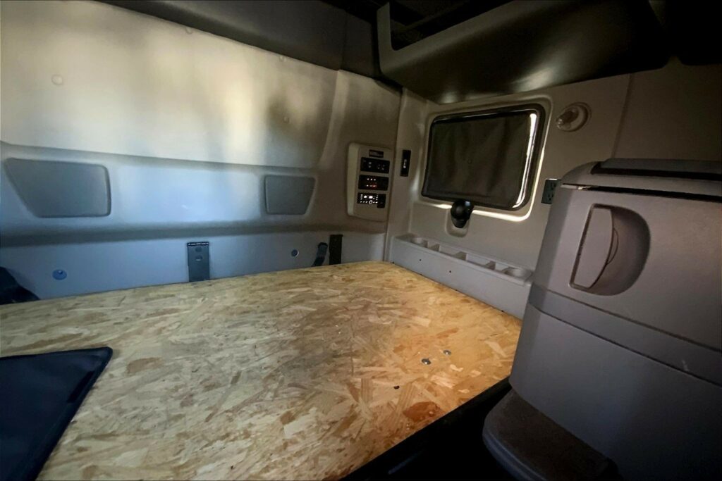 2022 INT LT625 6×4 Sleeper