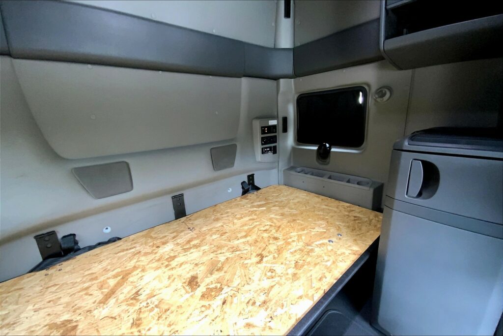 2023 INT LT625 6×4 Sleeper