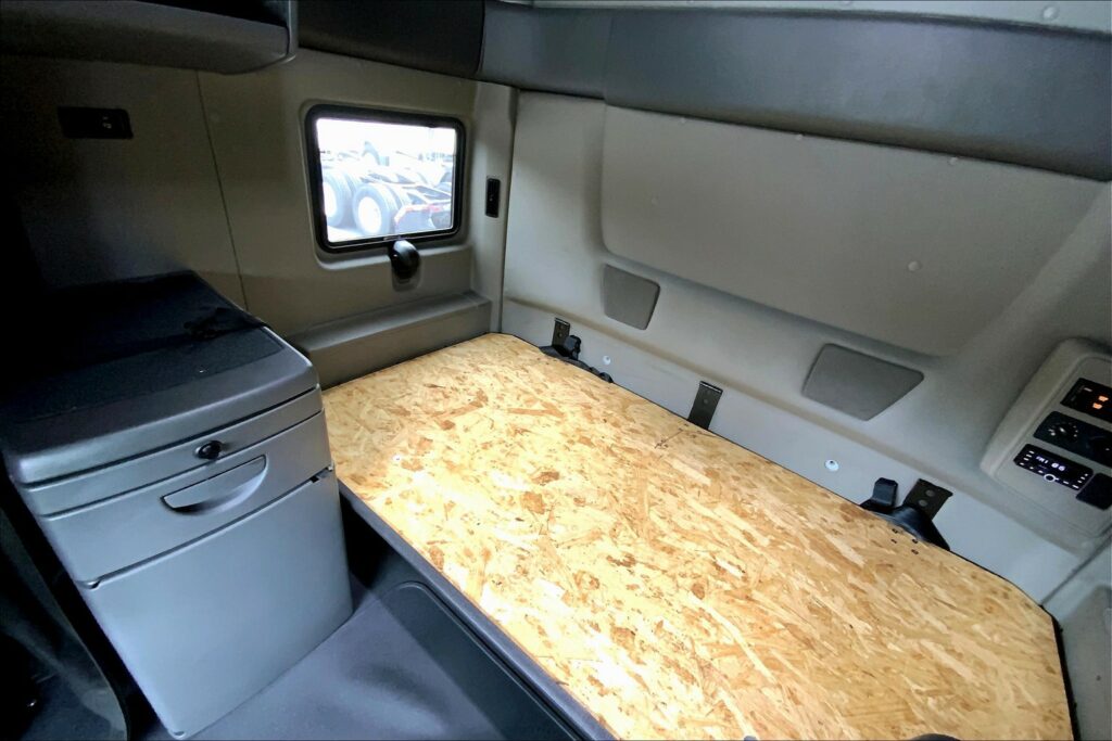 2023 INT LT625 6×4 Sleeper