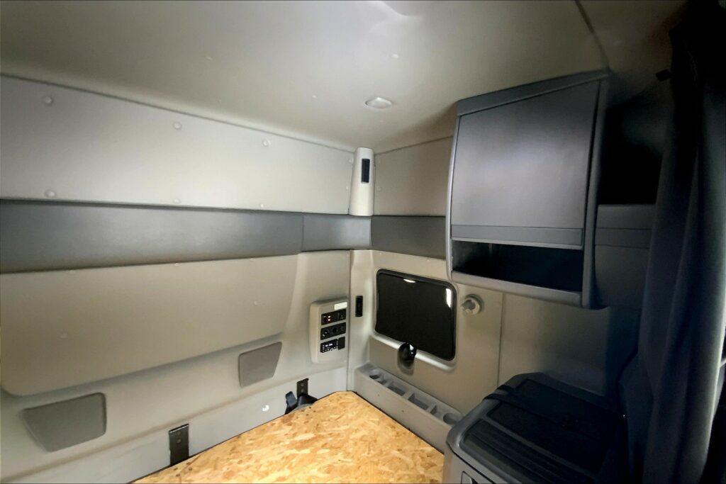 2023 INT LT625 6×4 Sleeper