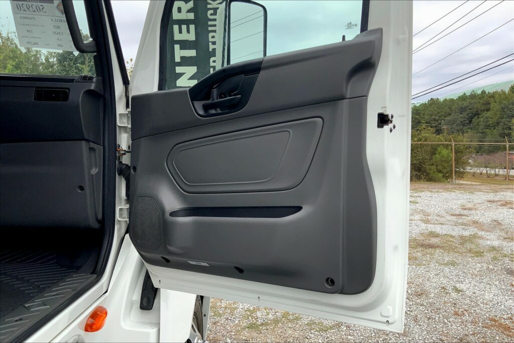 2023 INT LT625 6×4 Sleeper