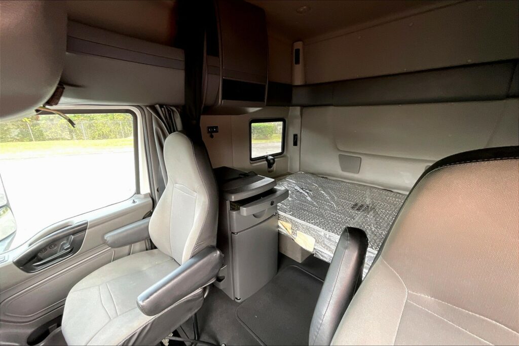 2022 INT LT625 6×4 Sleeper