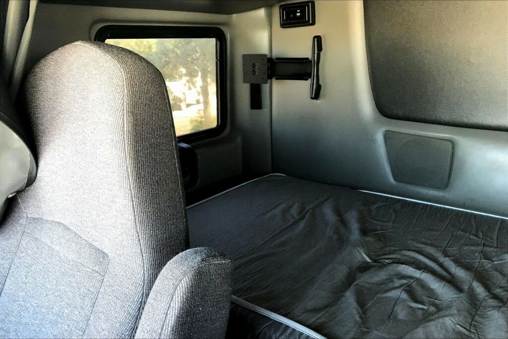 2022 INT LT625 6×4 Sleeper