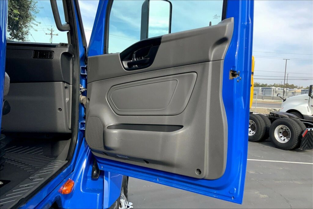 2022 INT LT625 6×4 Sleeper