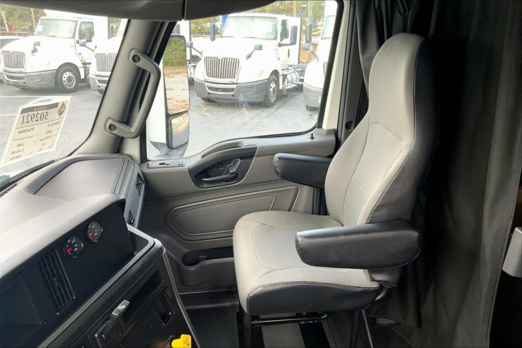 2023 INT LT625 6×4 Sleeper