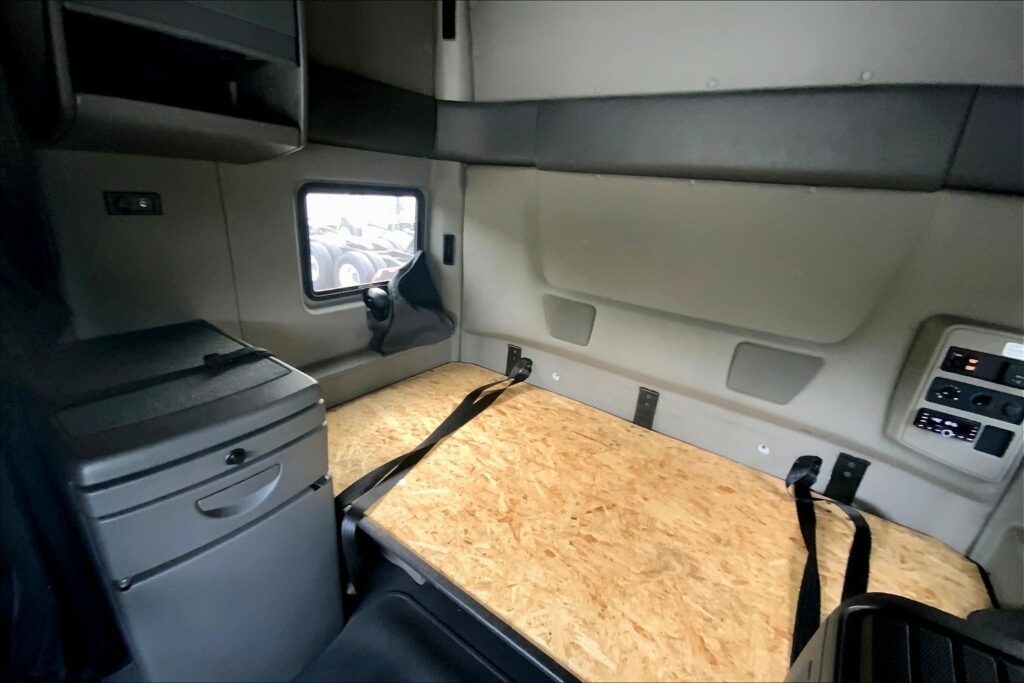 2023 INT LT625 6×4 Sleeper