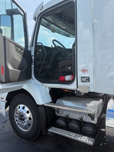 2026 Volvo VNR64T300