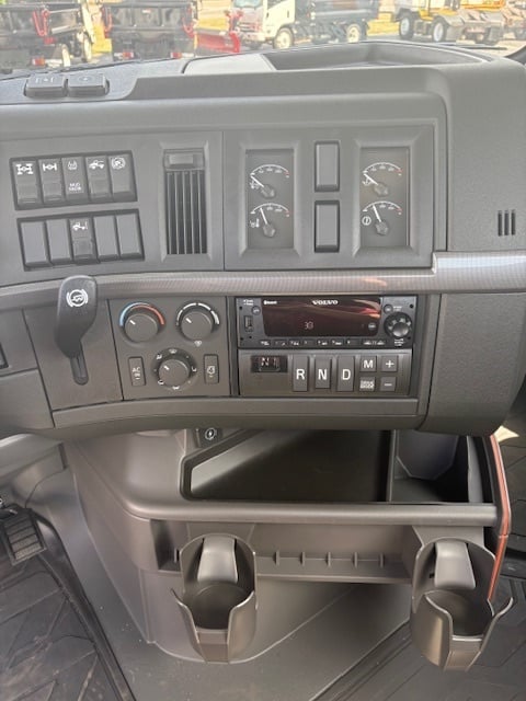 2026 Volvo VNR64T300