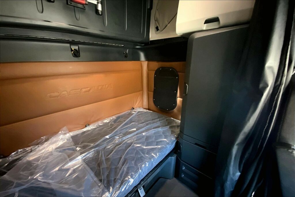 2022 FRG CASCADIA Sleeper