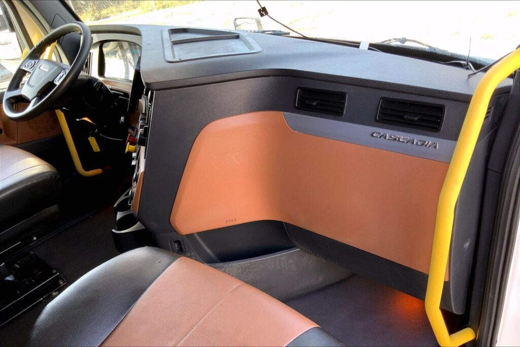 2022 FRG CASCADIA Sleeper