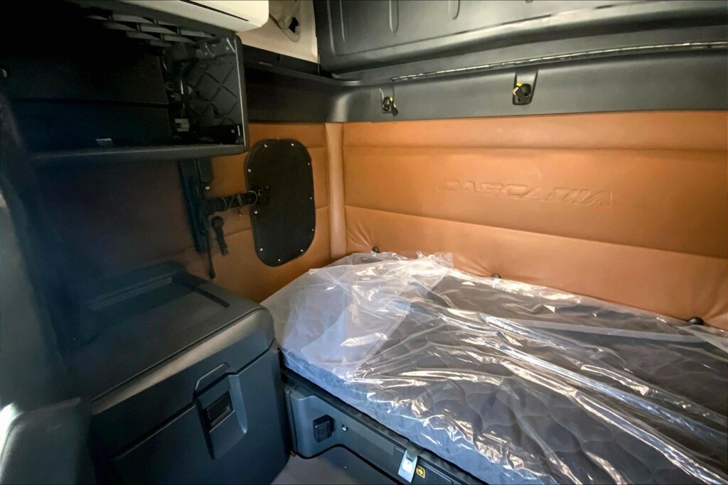 2022 FRG CASCADIA Sleeper