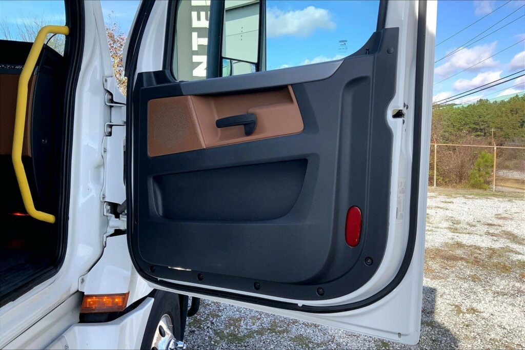 2022 FRG CASCADIA Sleeper