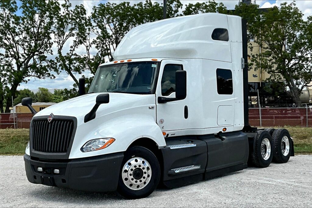 2021 CUM LT625 6×4 Sleeper