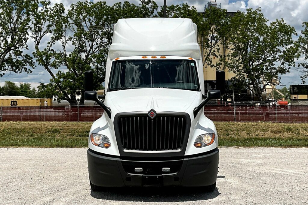 2021 CUM LT625 6×4 Sleeper