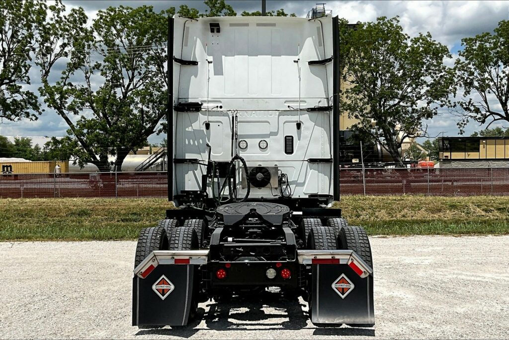 2021 CUM LT625 6×4 Sleeper