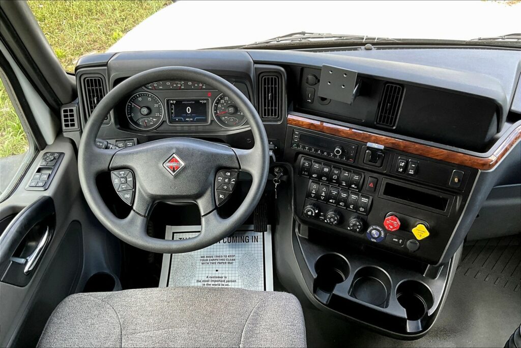 2021 CUM LT625 6×4 Sleeper