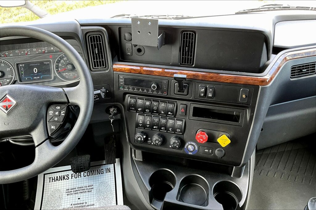 2021 CUM LT625 6×4 Sleeper