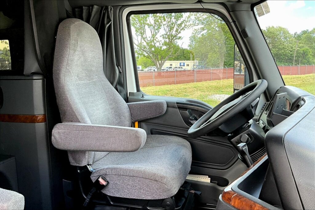 2021 CUM LT625 6×4 Sleeper