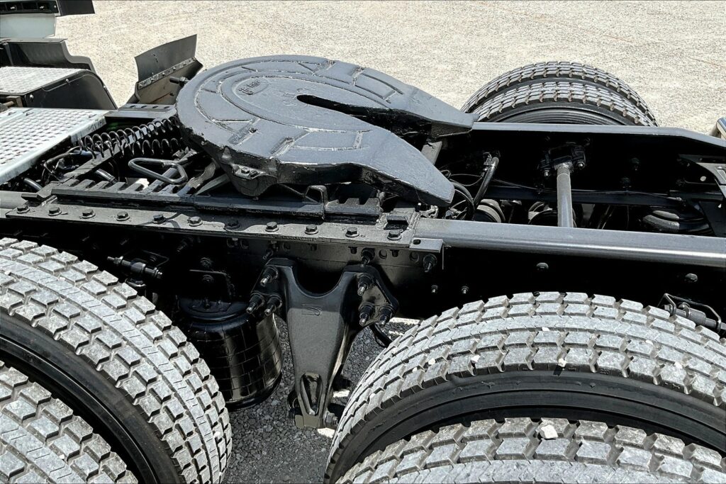 2021 CUM LT625 6×4 Sleeper