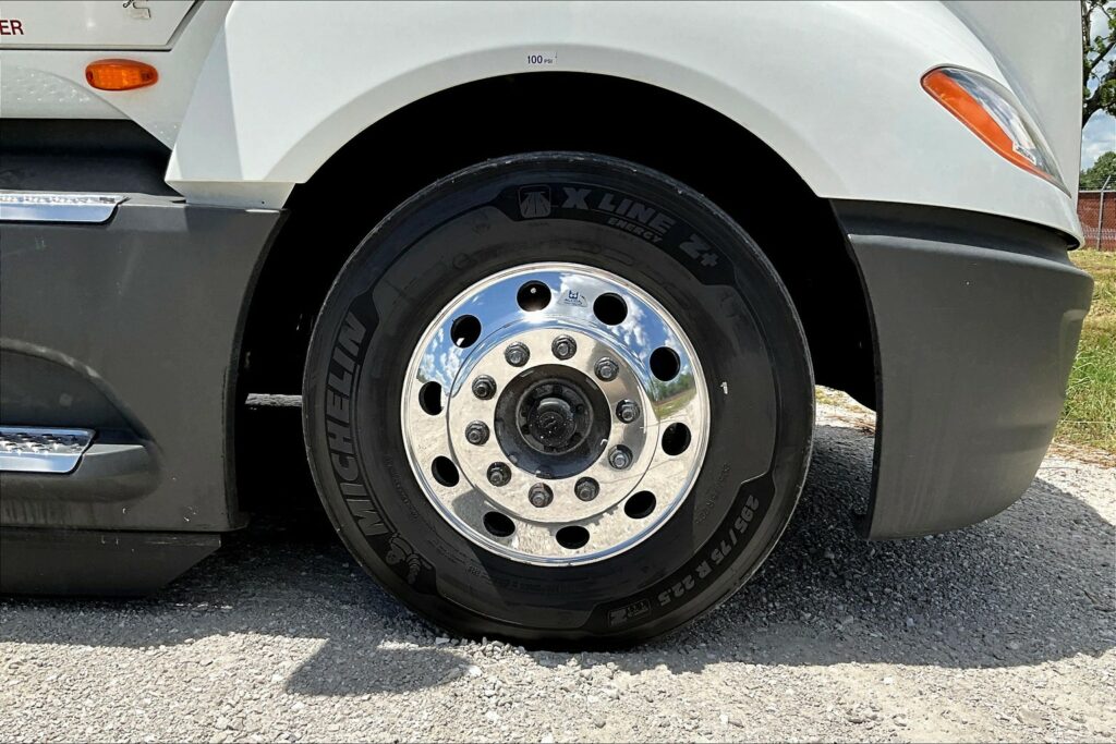 2021 CUM LT625 6×4 Sleeper