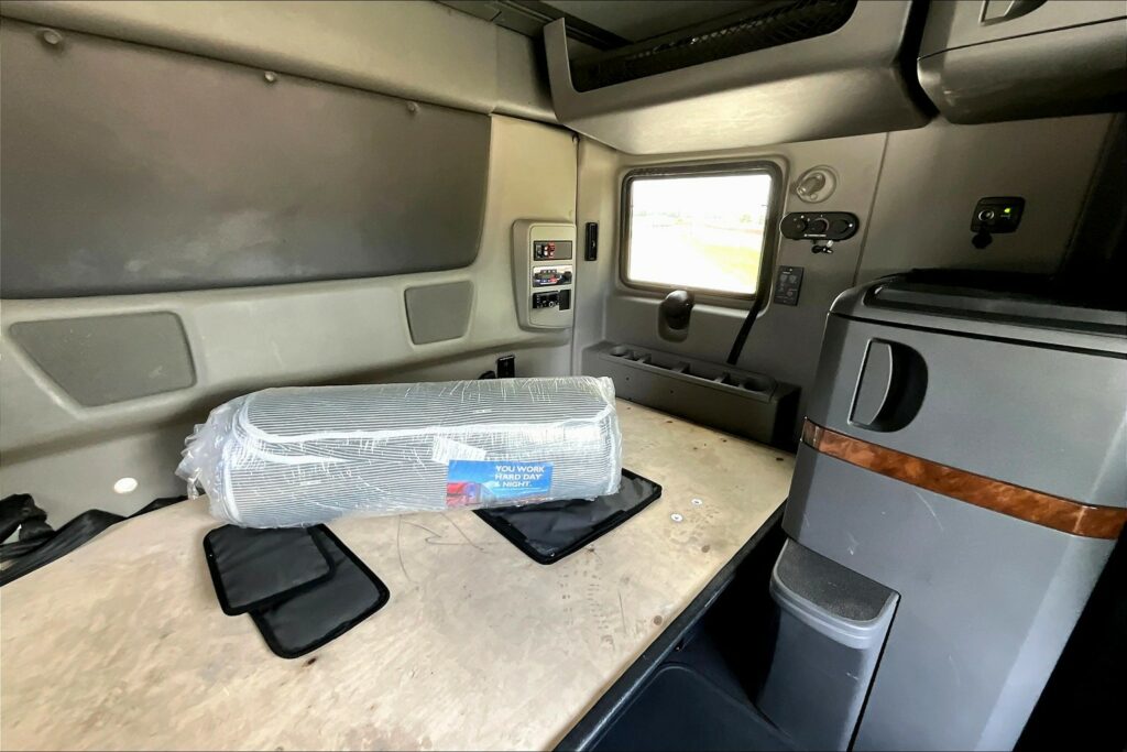 2021 CUM LT625 6×4 Sleeper