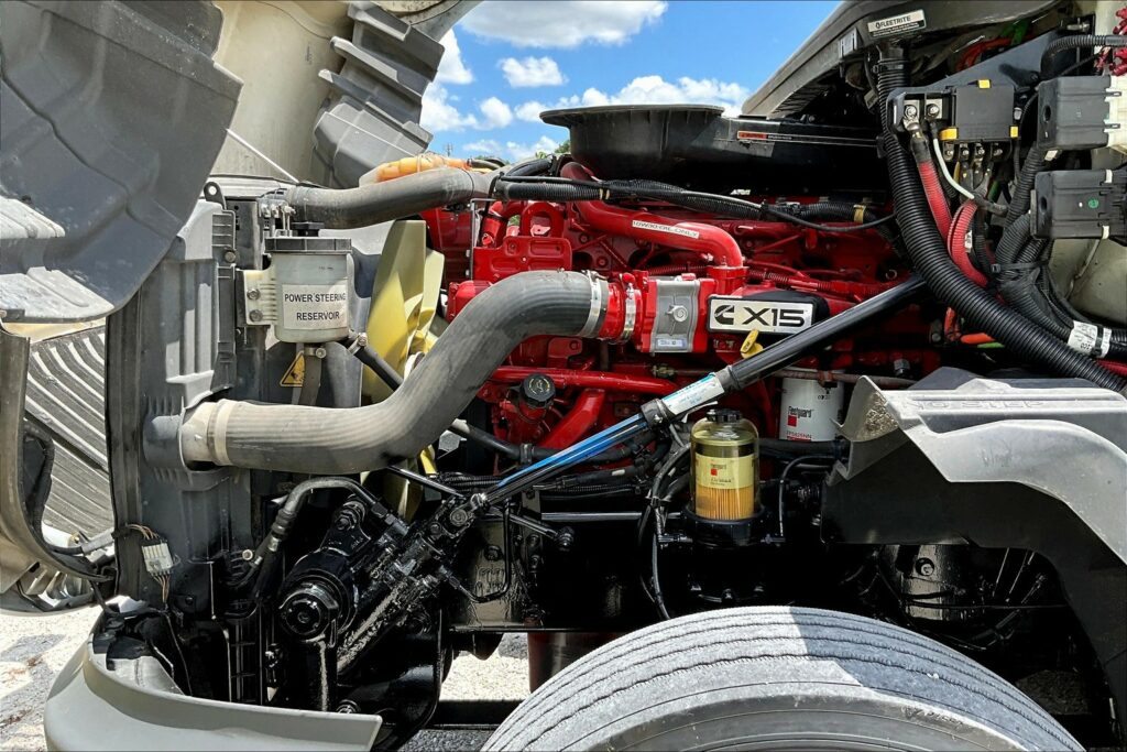 2021 CUM LT625 6×4 Sleeper