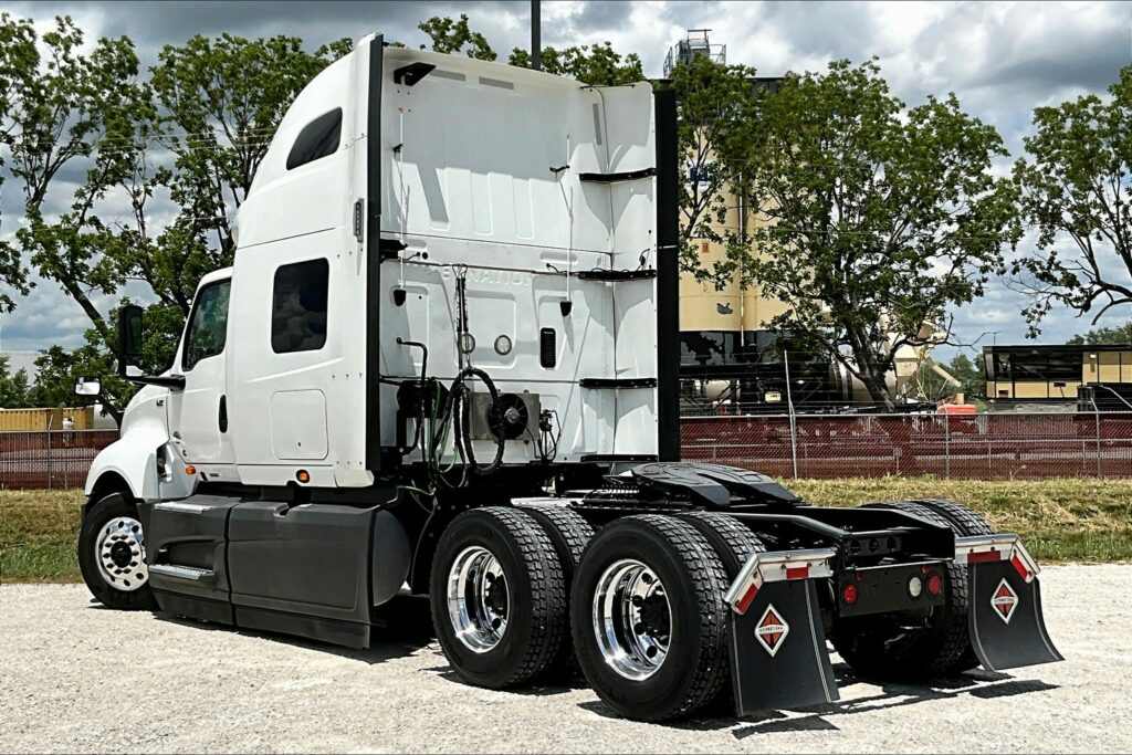 2021 CUM LT625 6×4 Sleeper