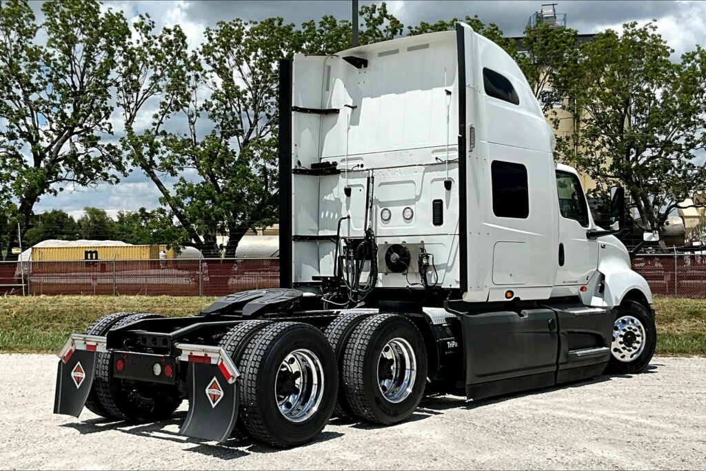 2021 CUM LT625 6×4 Sleeper