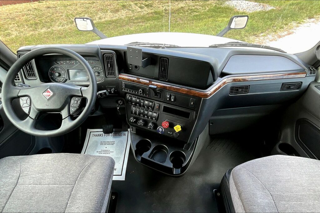 2021 CUM LT625 6×4 Sleeper