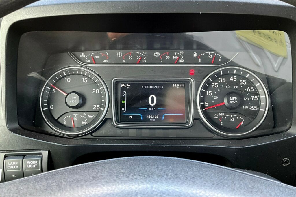 2021 CUM LT625 6×4 Sleeper