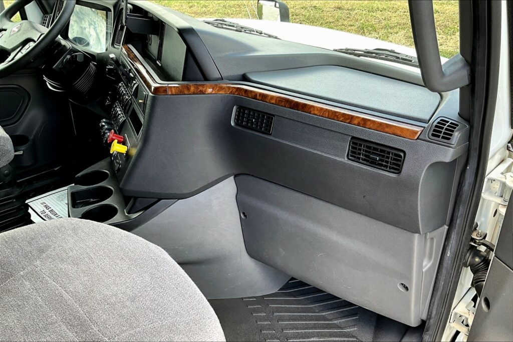 2021 CUM LT625 6×4 Sleeper