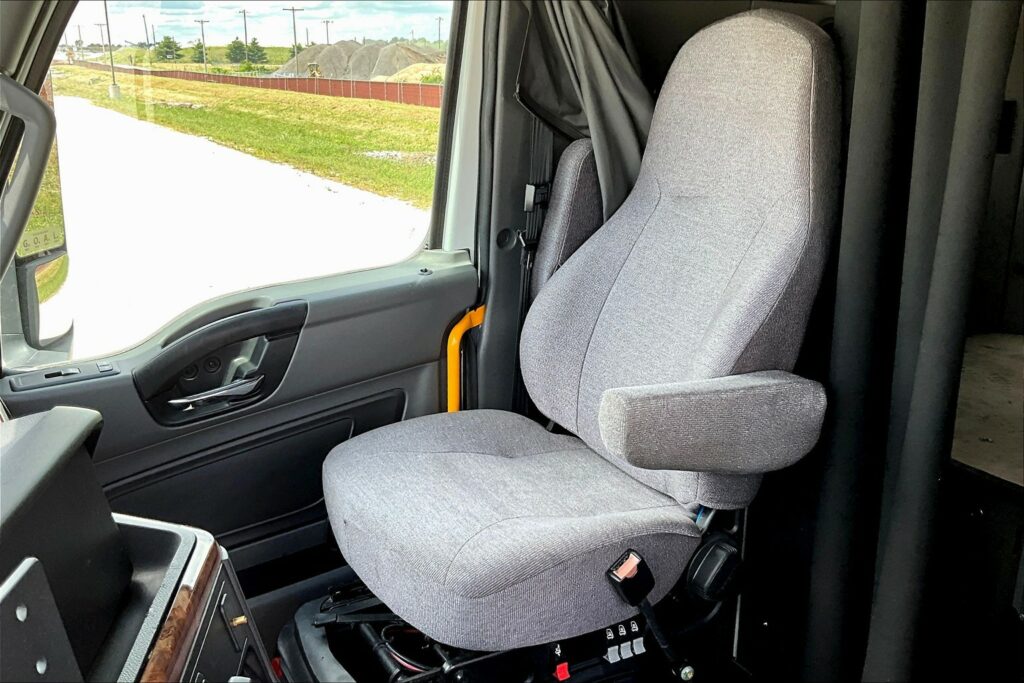 2021 CUM LT625 6×4 Sleeper