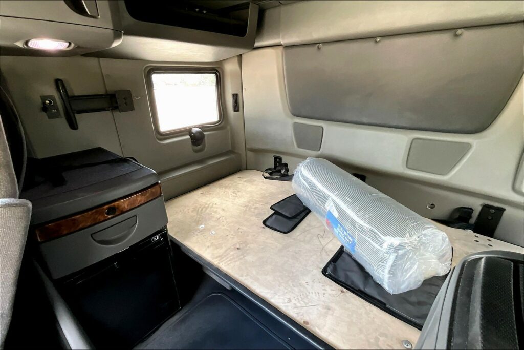 2021 CUM LT625 6×4 Sleeper