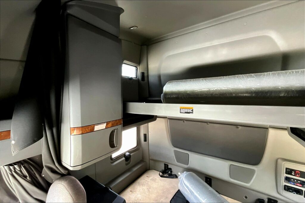 2021 CUM LT625 6×4 Sleeper