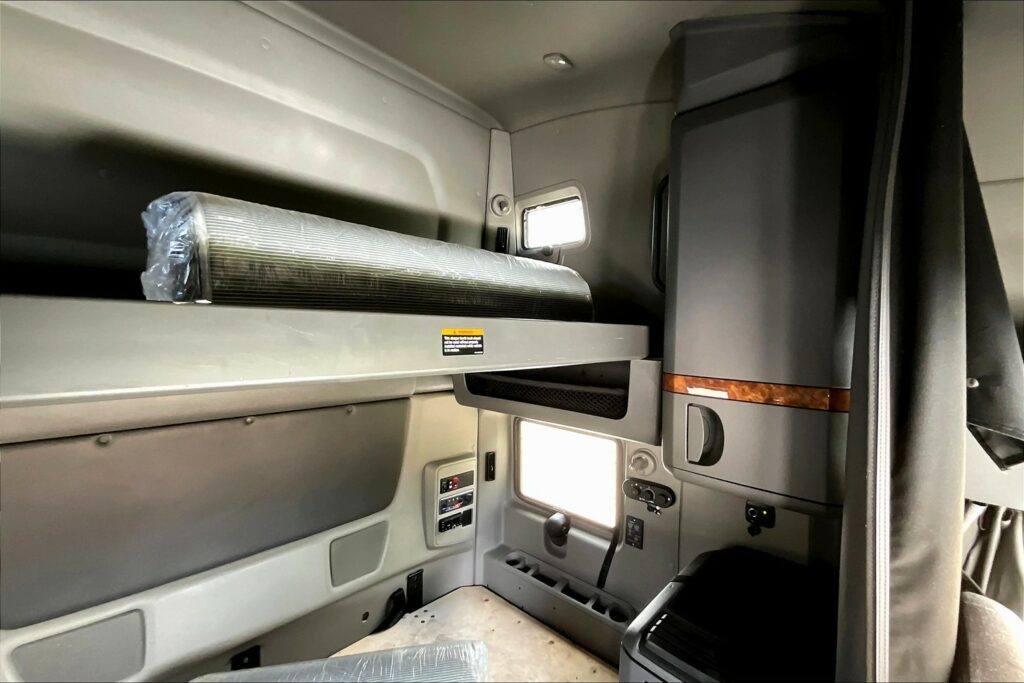 2021 CUM LT625 6×4 Sleeper