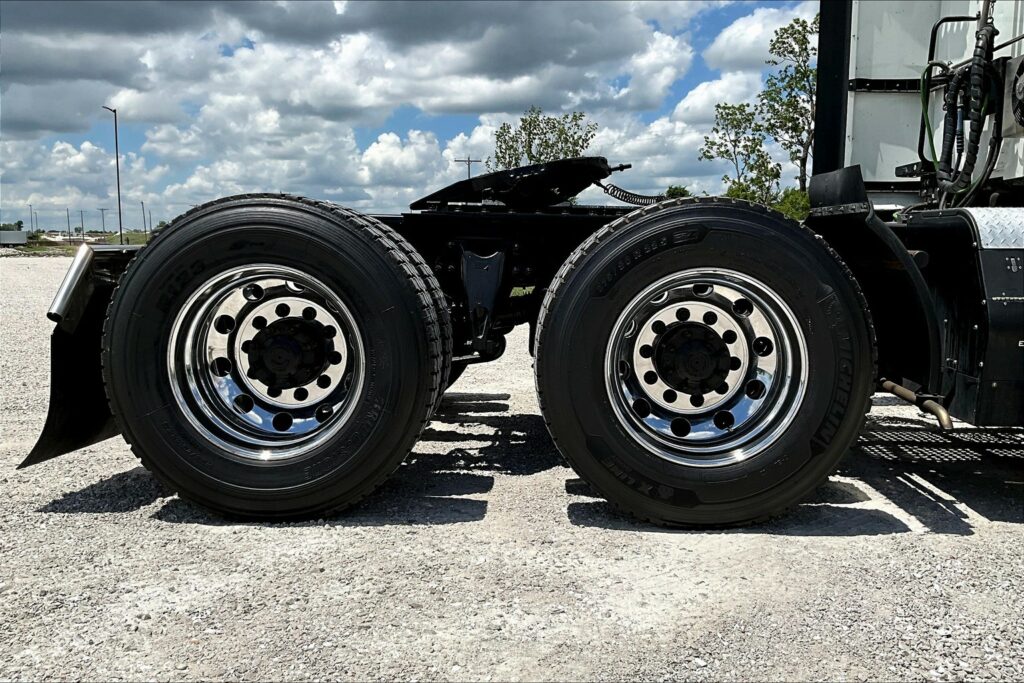 2021 CUM LT625 6×4 Sleeper