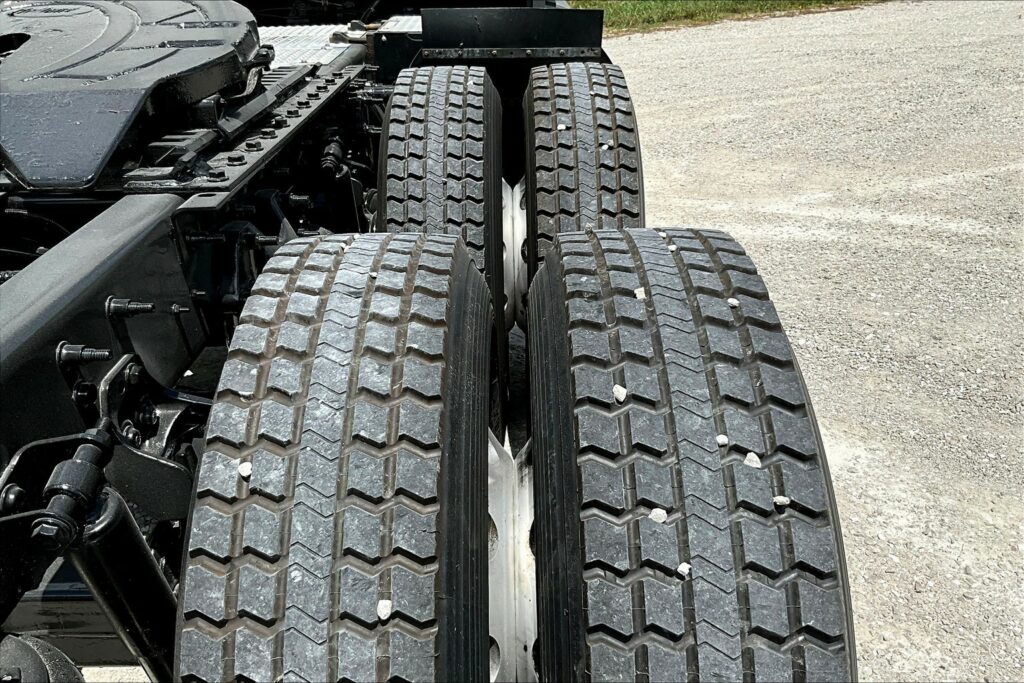 2021 CUM LT625 6×4 Sleeper