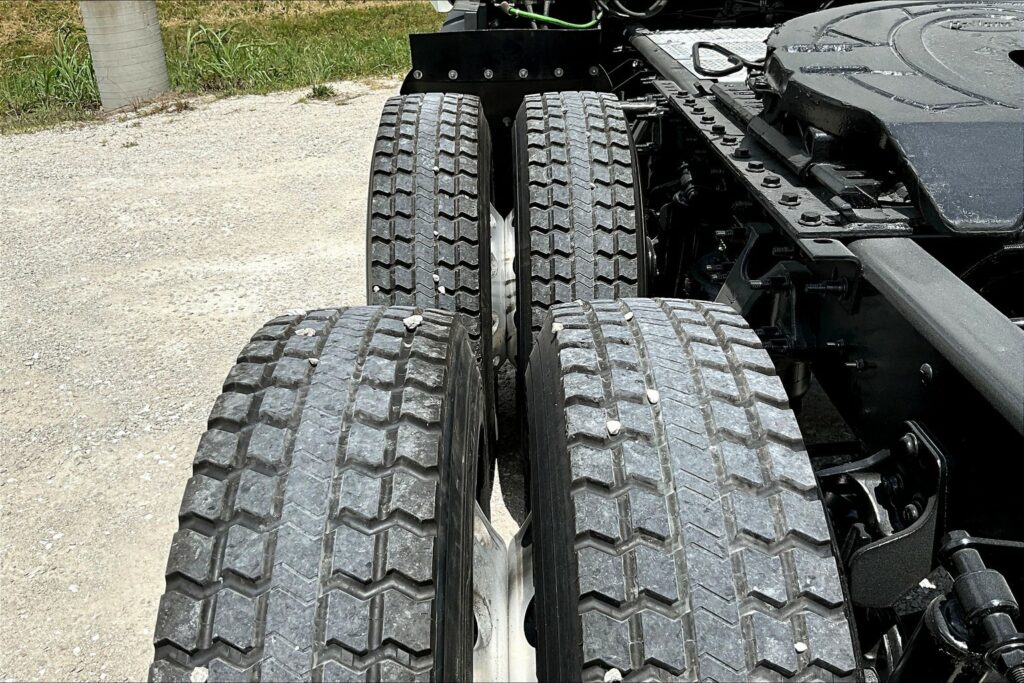 2021 CUM LT625 6×4 Sleeper