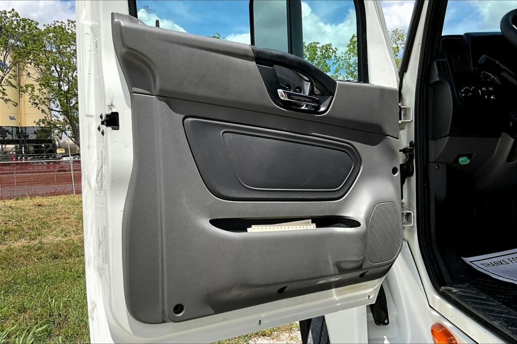 2021 CUM LT625 6×4 Sleeper