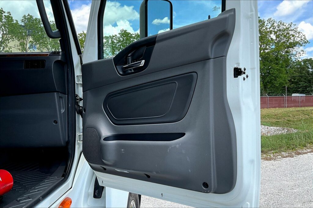 2021 CUM LT625 6×4 Sleeper