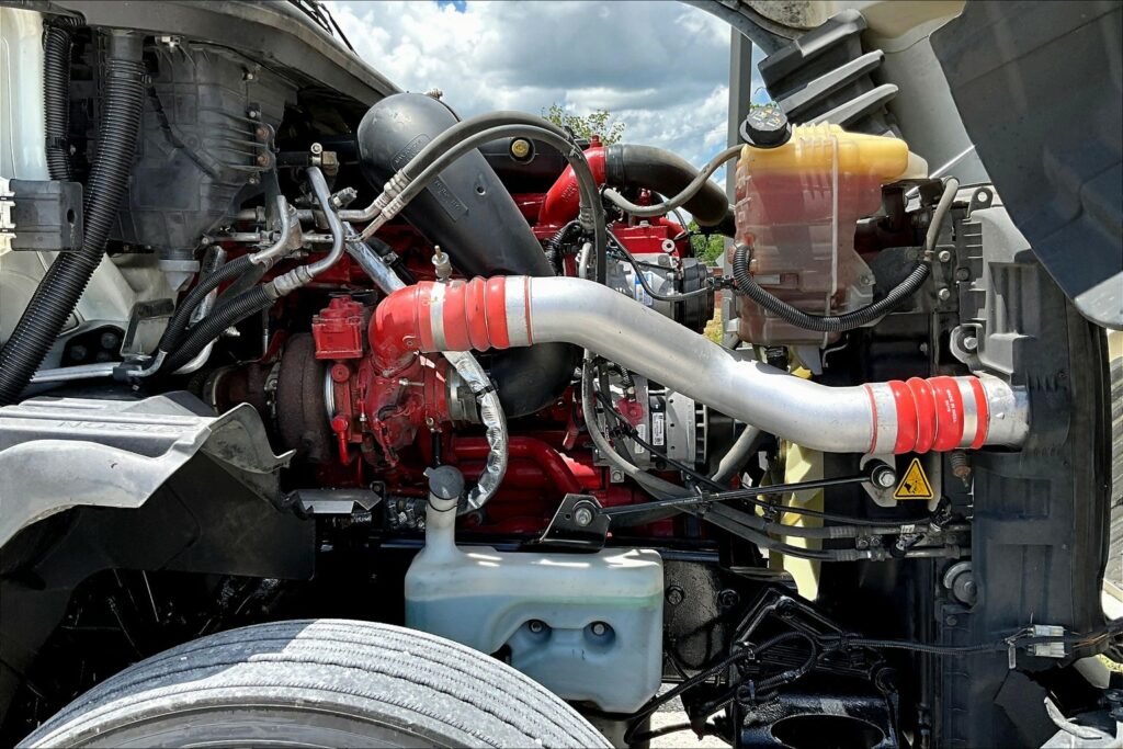 2021 CUM LT625 6×4 Sleeper