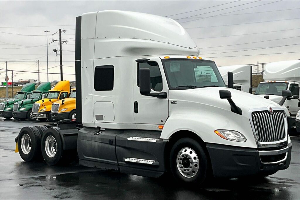 2022 CUM LT625 6×4 Sleeper