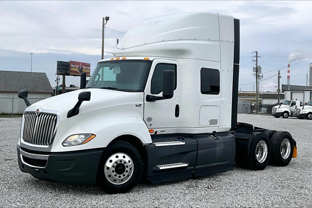 2022 CUM LT625 6×4 Sleeper